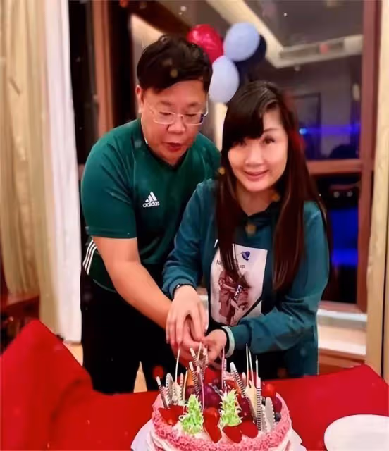 廣東台主持人鄭達,妻子是一名會計師,至今已恩愛相守近30年