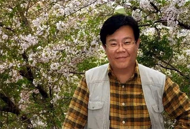 廣東台主持人鄭達,妻子是一名會計師,至今已恩愛相守近30年
