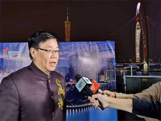 廣東台主持人鄭達,妻子是一名會計師,至今已恩愛相守近30年