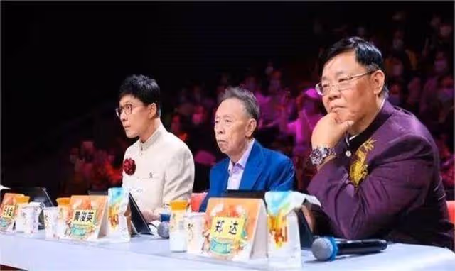 廣東台主持人鄭達,妻子是一名會計師,至今已恩愛相守近30年