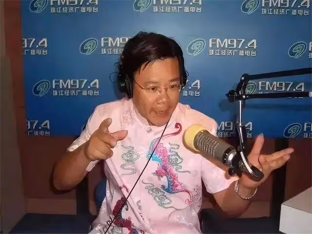 廣東台主持人鄭達,妻子是一名會計師,至今已恩愛相守近30年