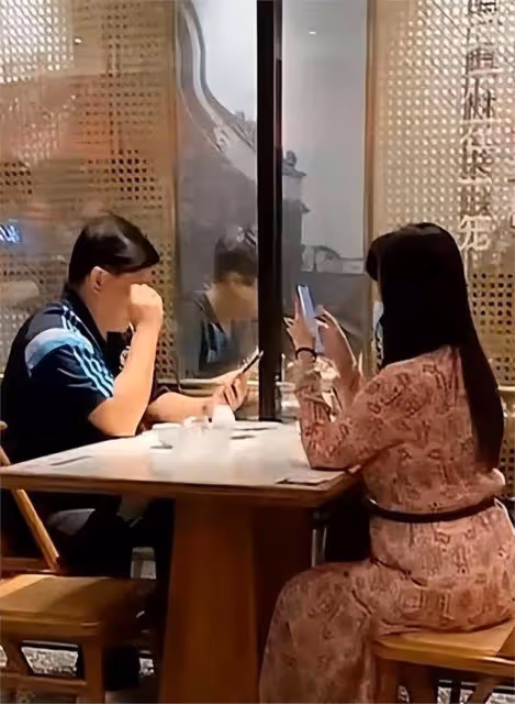 廣東台主持人鄭達,妻子是一名會計師,至今已恩愛相守近30年