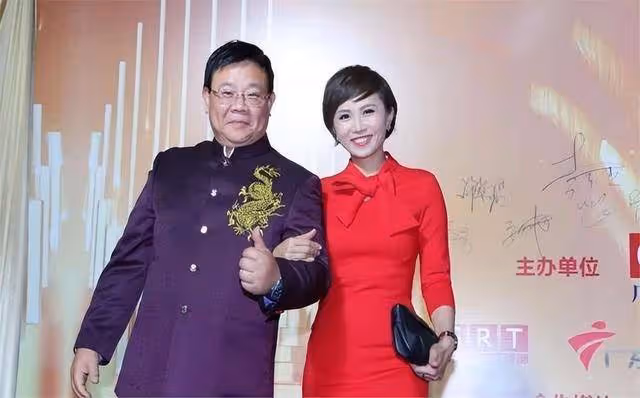 廣東台主持人鄭達,妻子是一名會計師,至今已恩愛相守近30年