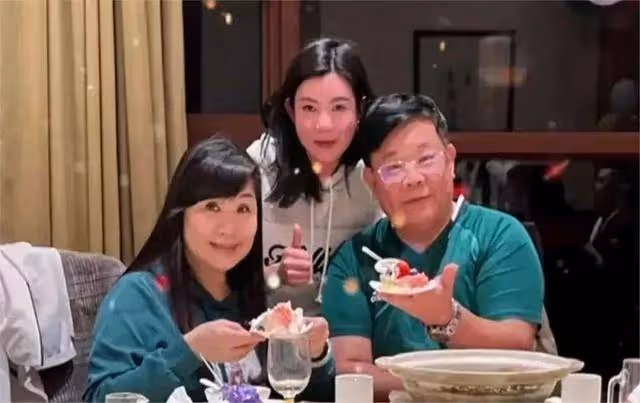 廣東台主持人鄭達,妻子是一名會計師,至今已恩愛相守近30年