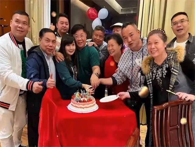 廣東台主持人鄭達,妻子是一名會計師,至今已恩愛相守近30年