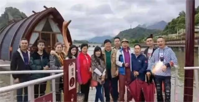 廣東台主持人鄭達,妻子是一名會計師,至今已恩愛相守近30年