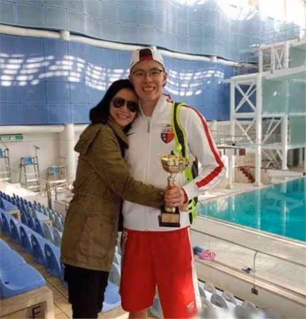 曾華倩:和富豪老公離婚後,10年辛苦付出把兒子培養成了游泳名將