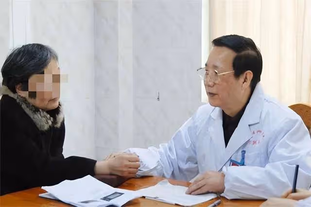 他是中醫傳承人,專收醫院不收的癌症患者,編撰《腫瘤治療大全》