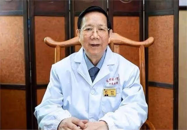 他是中醫傳承人,專收醫院不收的癌症患者,編撰《腫瘤治療大全》