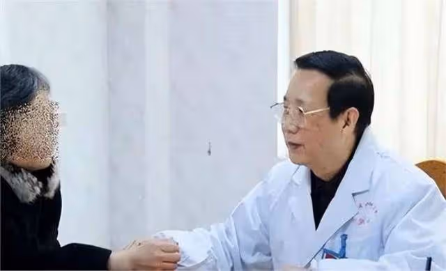 他是中醫傳承人,專收醫院不收的癌症患者,編撰《腫瘤治療大全》