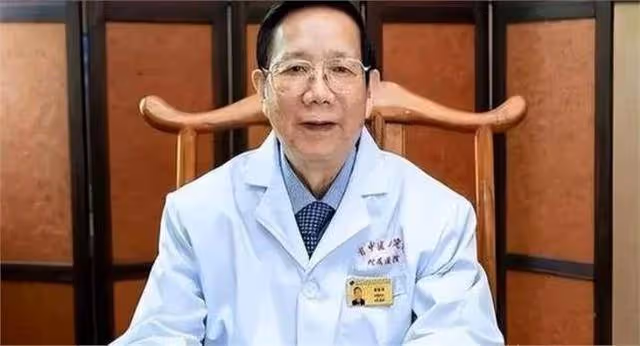 他是中醫傳承人,專收醫院不收的癌症患者,編撰《腫瘤治療大全》