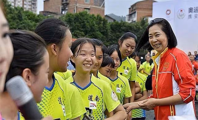 她是女排唯一的五冠王,退役下海經商身家上億,女兒是清華博士