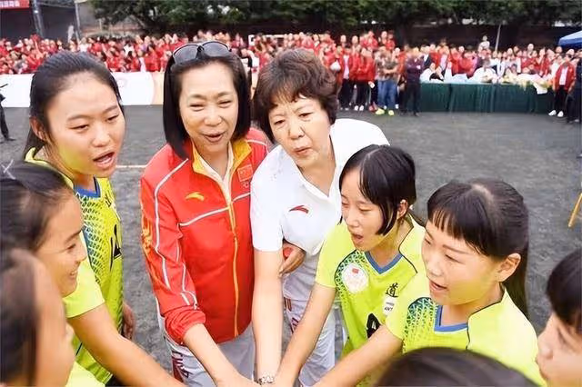 她是女排唯一的五冠王,退役下海經商身家上億,女兒是清華博士