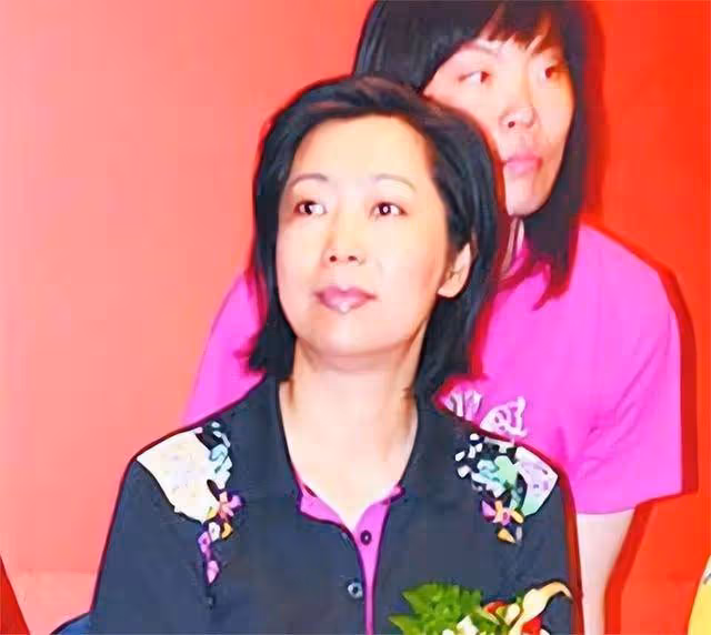她是女排唯一的五冠王,退役下海經商身家上億,女兒是清華博士