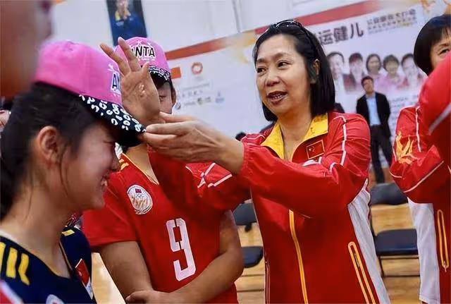 她是女排唯一的五冠王,退役下海經商身家上億,女兒是清華博士