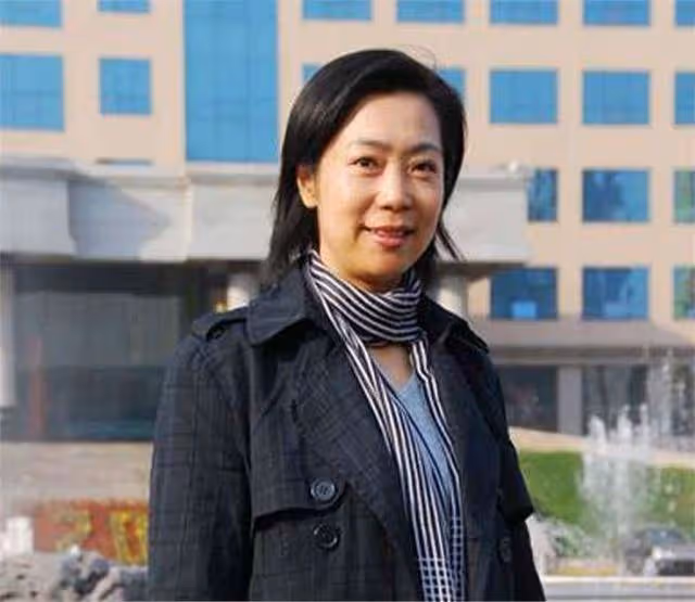 她是女排唯一的五冠王,退役下海經商身家上億,女兒是清華博士