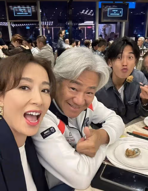 好久不見!66歲知名港星參演TVB新劇,開勞斯萊斯參加活動,大熱天穿皮衣