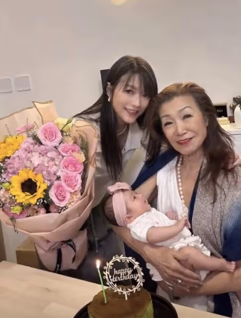 知名港女星為母親慶祝76歲生日!壽星駐顏有術,三代同堂太溫馨