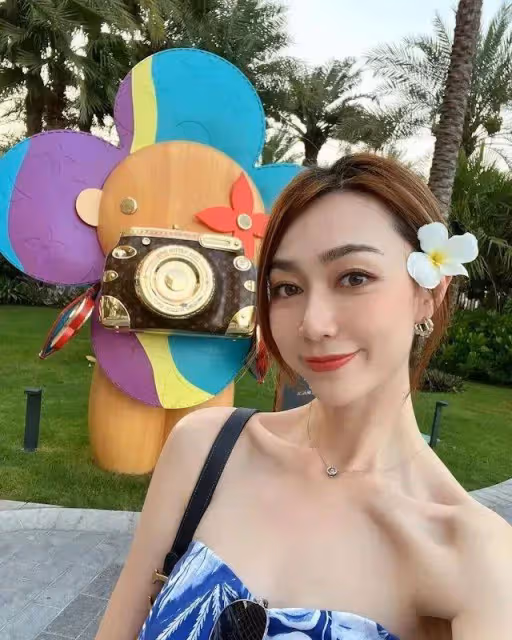 TVB港姐冠軍不受力捧，異國大秀火辣身材，網友讚不絕口