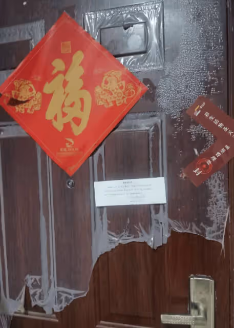 知名港星開勞斯萊斯參加活動!66歲白髮蒼蒼,大熱天穿皮衣成焦點