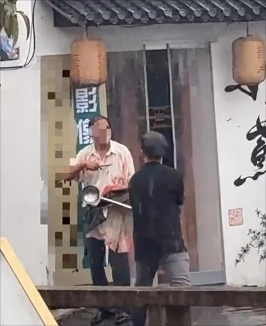 碎花裙女生拼盡全力敲打行兇者！社區稱「行兇」疑因拍照糾紛