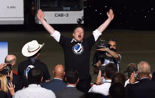 SpaceX宣布：發射升空！飛船搭載4名私人太空人，包括1名億萬富翁