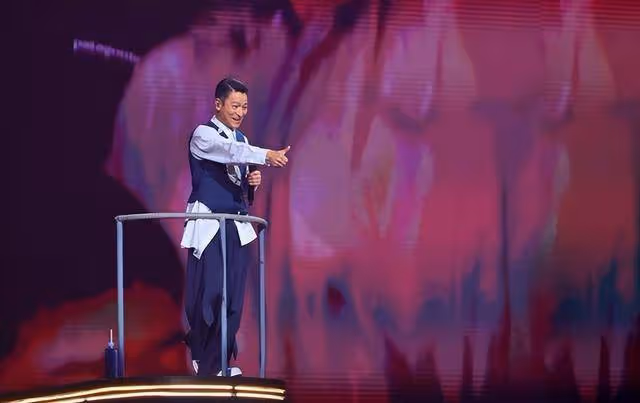 劉德華這一摔,暴露了他的「尷尬處境」,網友:趕緊學學刀郎吧
