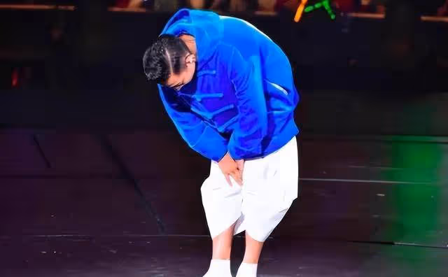 劉德華這一摔,暴露了他的「尷尬處境」,網友:趕緊學學刀郎吧