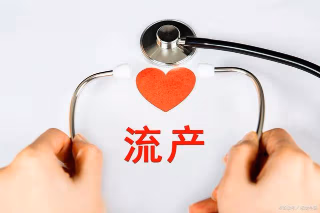 上海一鄰居遛狗不牽繩,讓懷孕4月的女子流產,女生:賠9萬!