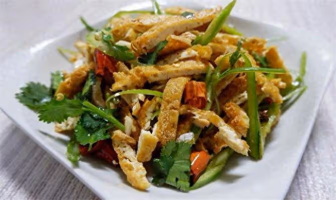 你沒吃過的老豆腐新做法,外酥里嫩,簡單的涼拌豆腐絲,吃著過癮
