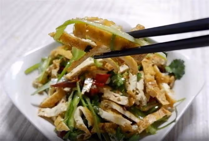 你沒吃過的老豆腐新做法,外酥里嫩,簡單的涼拌豆腐絲,吃著過癮