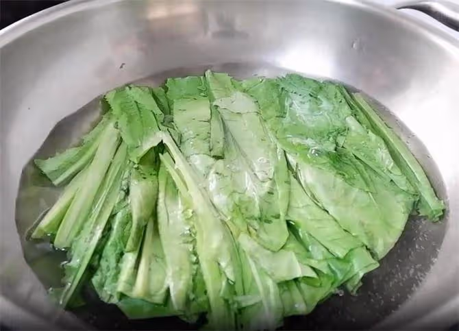 油麥菜新吃法,蒜汁油麥菜,簡單易做好吃,快手菜先收藏起來