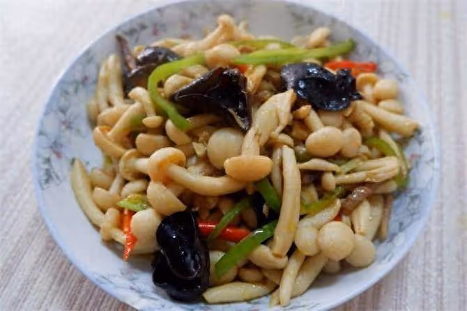 家常炒白玉菇,微辣咸香,鮮香滑爽,白玉菇這樣做也是下飯菜