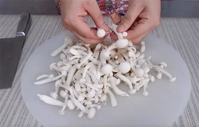 家常炒白玉菇,微辣咸香,鮮香滑爽,白玉菇這樣做也是下飯菜