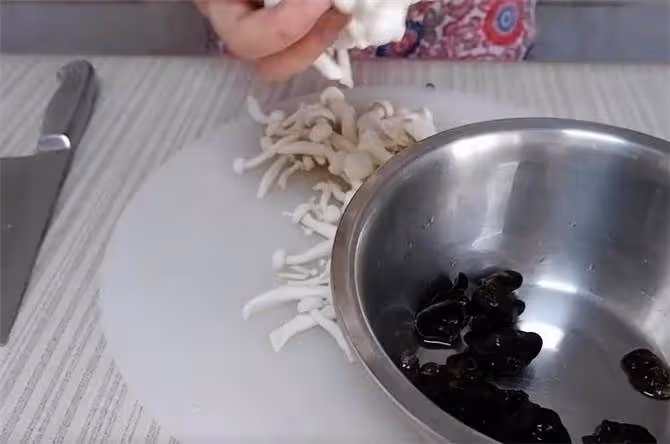 家常炒白玉菇,微辣咸香,鮮香滑爽,白玉菇這樣做也是下飯菜
