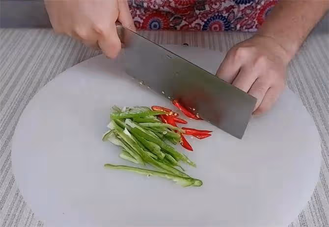家常炒白玉菇,微辣咸香,鮮香滑爽,白玉菇這樣做也是下飯菜
