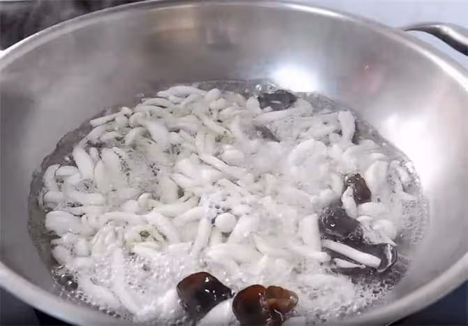 家常炒白玉菇,微辣咸香,鮮香滑爽,白玉菇這樣做也是下飯菜