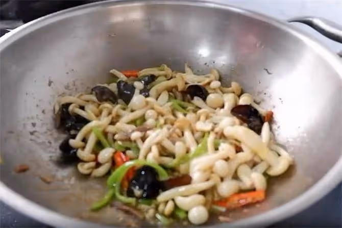 家常炒白玉菇,微辣咸香,鮮香滑爽,白玉菇這樣做也是下飯菜