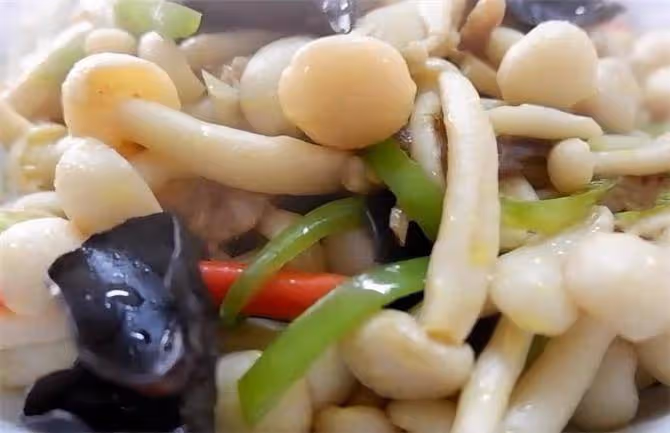 家常炒白玉菇,微辣咸香,鮮香滑爽,白玉菇這樣做也是下飯菜