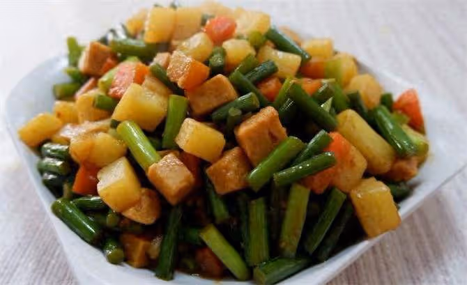 家常下飯菜蒜苔土豆塊,簡單易做,拌飯吃特別給力,靠譜懶人做法