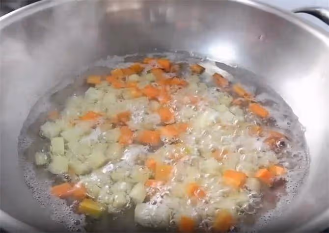 家常下飯菜蒜苔土豆塊,簡單易做,拌飯吃特別給力,靠譜懶人做法