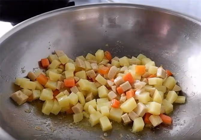家常下飯菜蒜苔土豆塊,簡單易做,拌飯吃特別給力,靠譜懶人做法