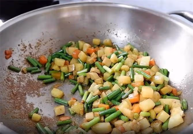 家常下飯菜蒜苔土豆塊,簡單易做,拌飯吃特別給力,靠譜懶人做法