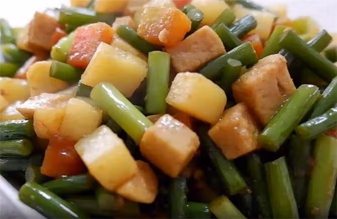 家常下飯菜蒜苔土豆塊,簡單易做,拌飯吃特別給力,靠譜懶人做法
