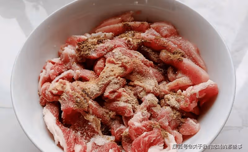 炸酥肉調麵糊,記得用這4樣食材混合,外酥里嫩,放涼了也好吃