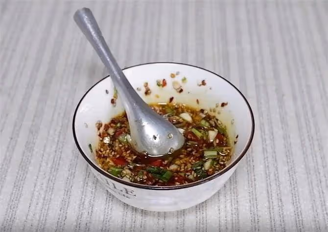 在家做一個涼拌粉絲,涼拌汁是關鍵,香辣好吃,粉絲吃的也過癮