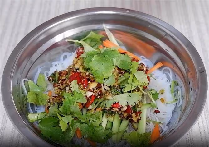 在家做一個涼拌粉絲,涼拌汁是關鍵,香辣好吃,粉絲吃的也過癮