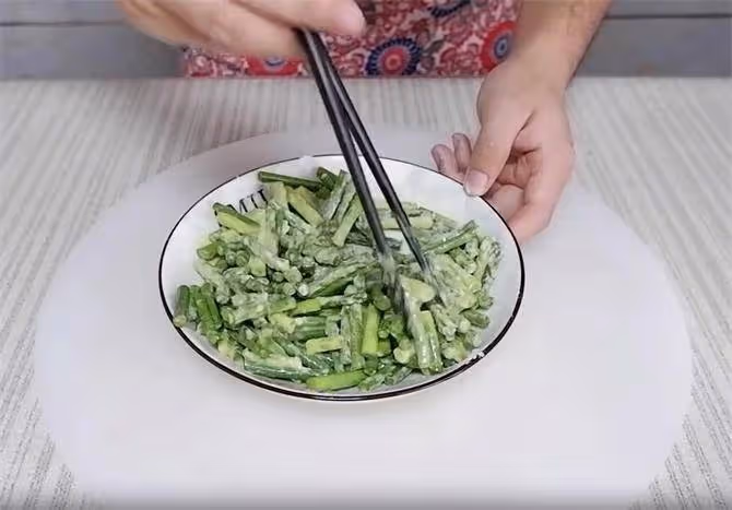 蒜苔不要炒著吃了,試試這個做法,簡單方便,非常不錯的下飯菜
