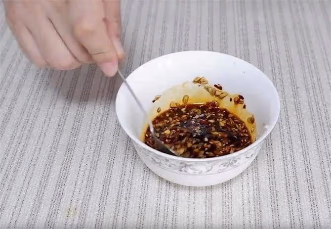 蒜苔不要炒著吃了,試試這個做法,簡單方便,非常不錯的下飯菜