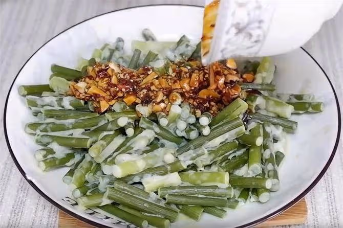 蒜苔不要炒著吃了,試試這個做法,簡單方便,非常不錯的下飯菜